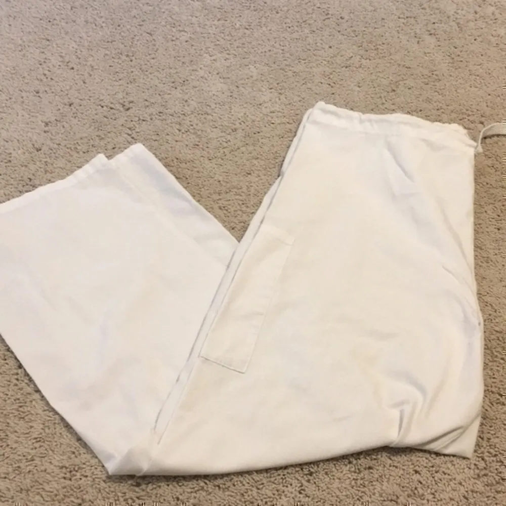Women’s size medium white cargo scrub pants - Image 11