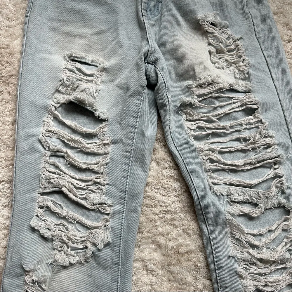 Light Wash Ripped Jeans - Image 6
