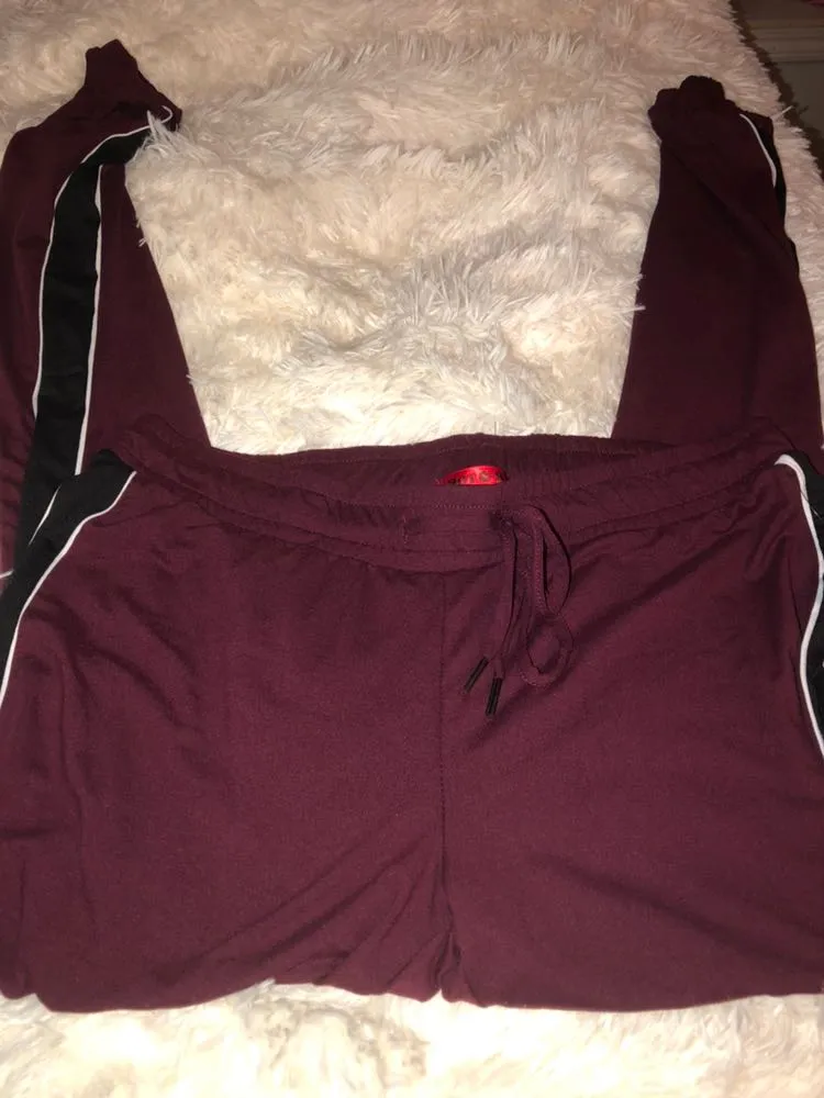 Burgundy red leggings with black and white stripe - Image 2