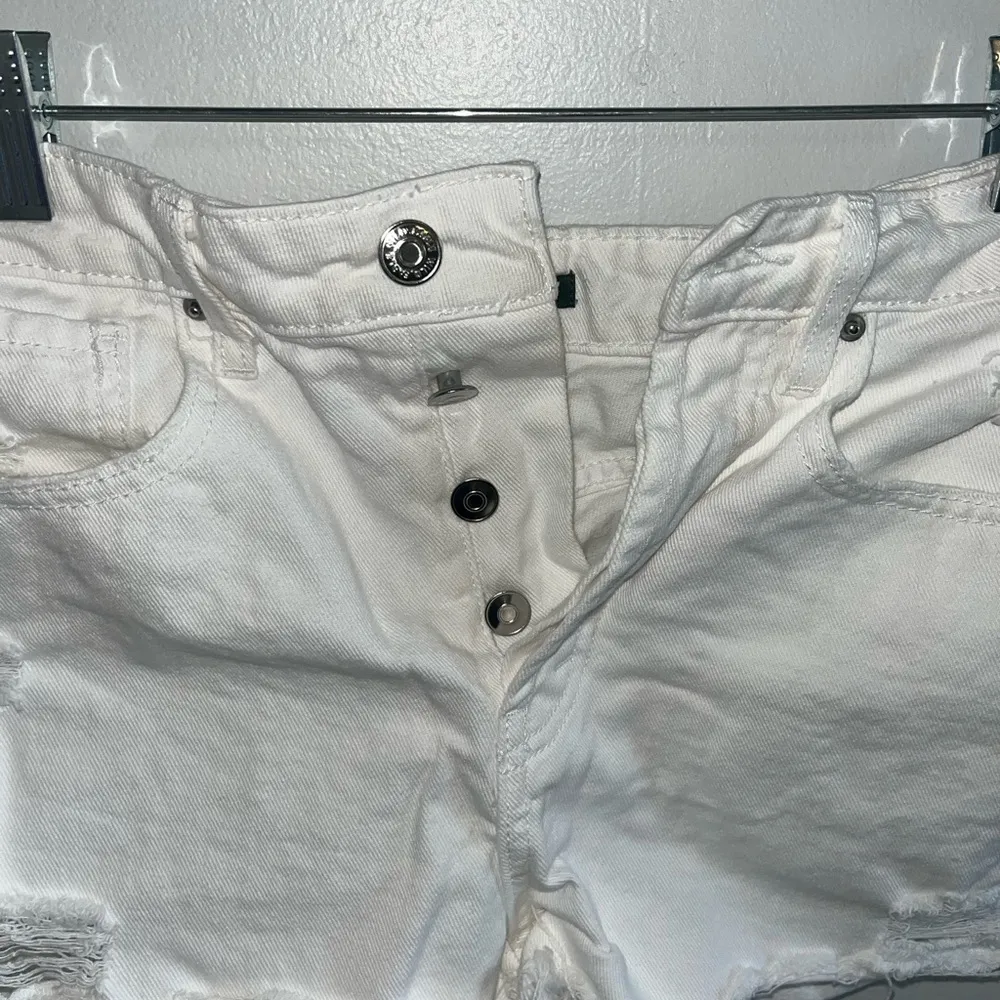 Target  White Jean Shorts Size 2 - Image 3