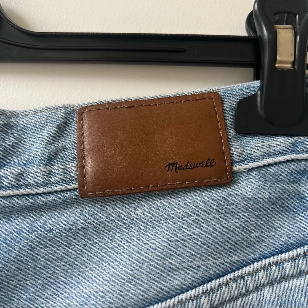 Madewell The Mom Jean Distressed Details - Gilford Light Blue Wash - Size 29 - Image 9