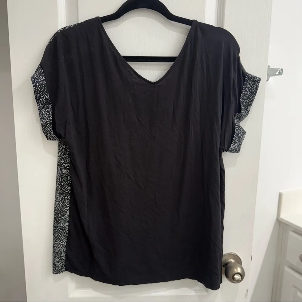 Women’s Large Short Sleeve Blouse V neck Keyhole Black and white - Image 4