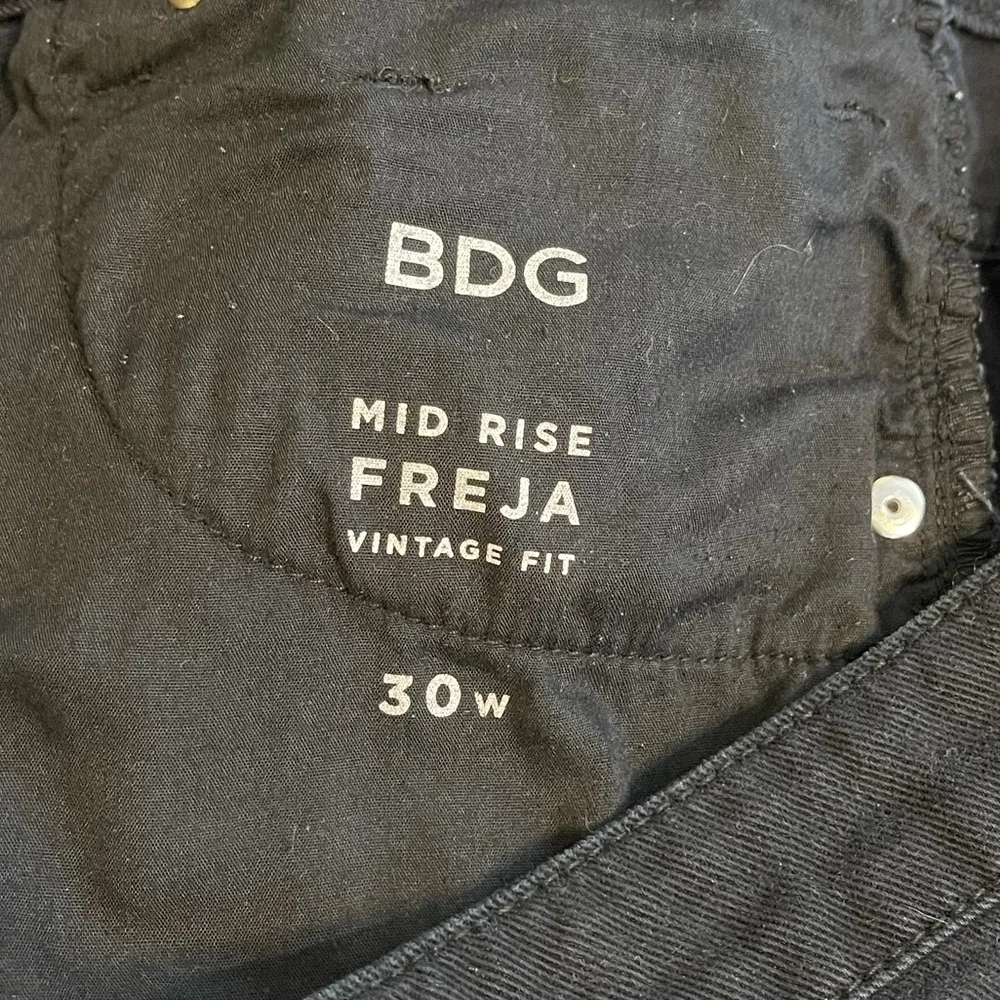 BDG Freja Vintage Fit Distressed Embroidered Short - Image 5