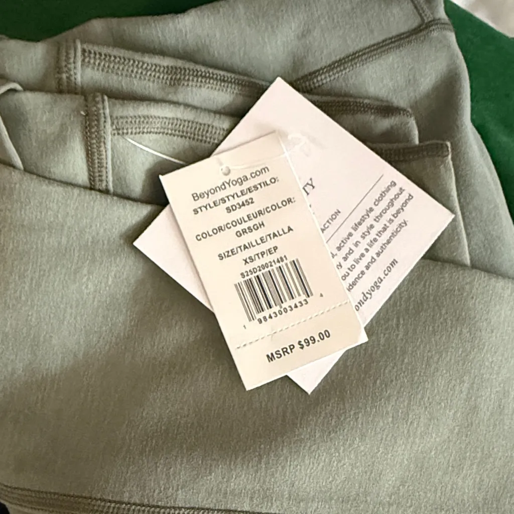 NWT beyond yoga Out of Pocket High Waisted Midi Performance Legging light green - Image 5