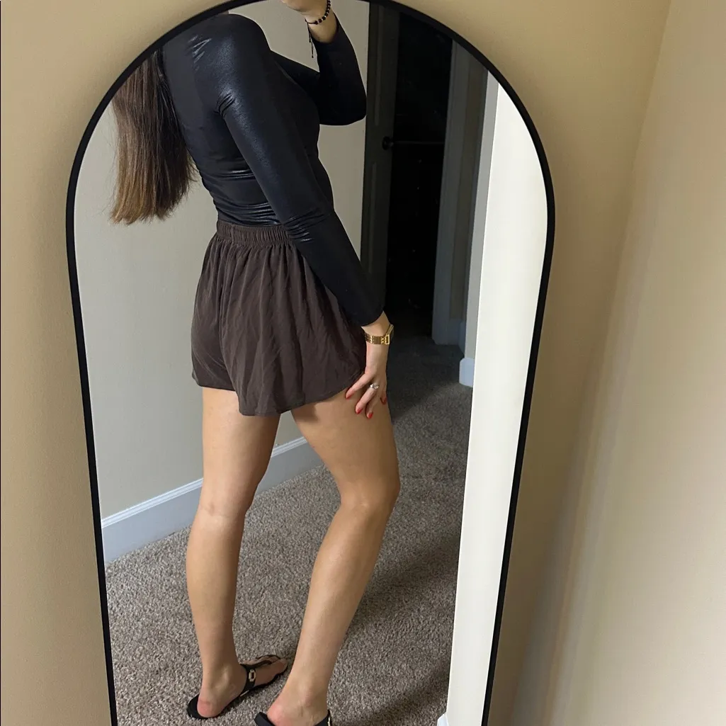 Reserved Women's Brown Flowy Shorts S-M - Image 3