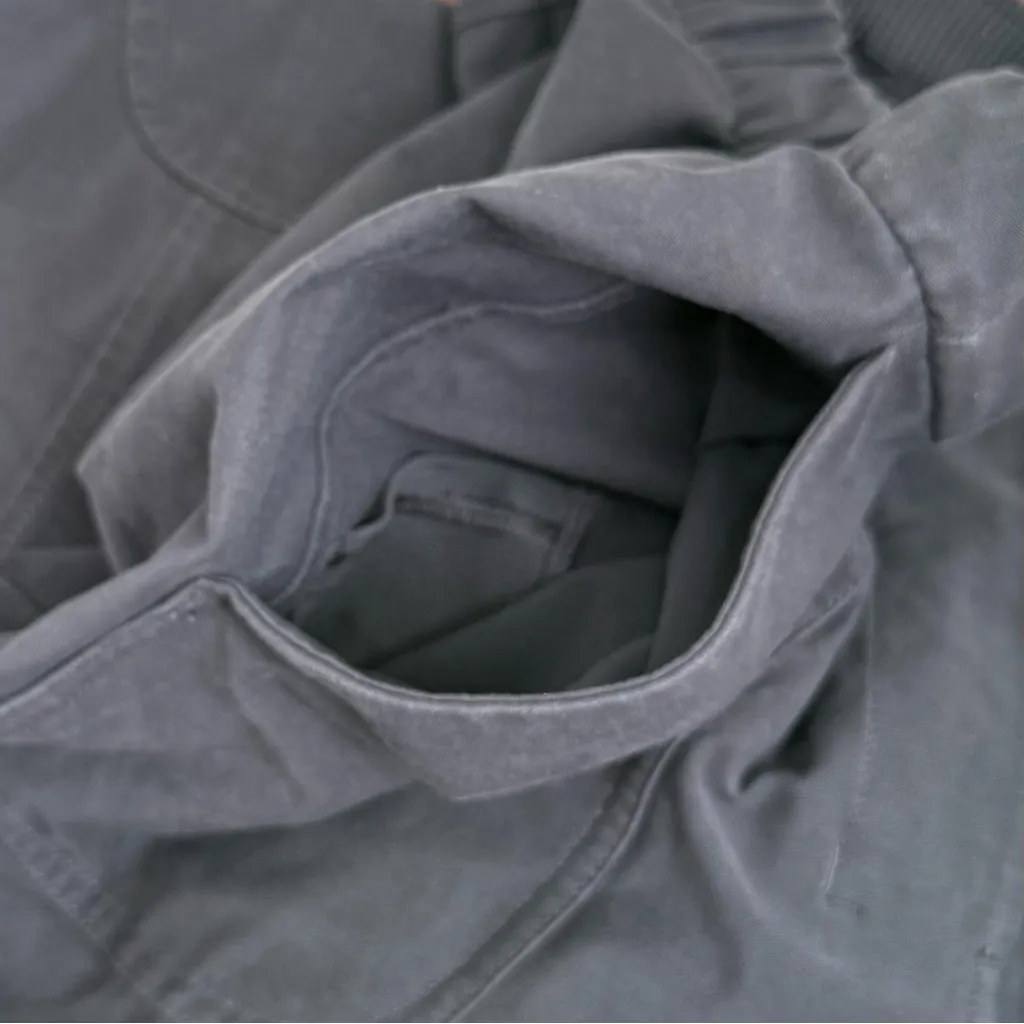 LULULEMON Light Utilitech Cargo Pocket High Rise Pant in Graphite Grey Size 28 - Image 10