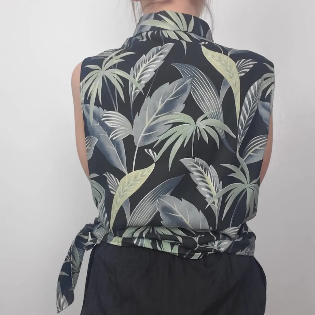 Tommy Bahama Silk Collar Sleeveless Hawaiian Flower Wrap Shirt Floral Summer - Image 2