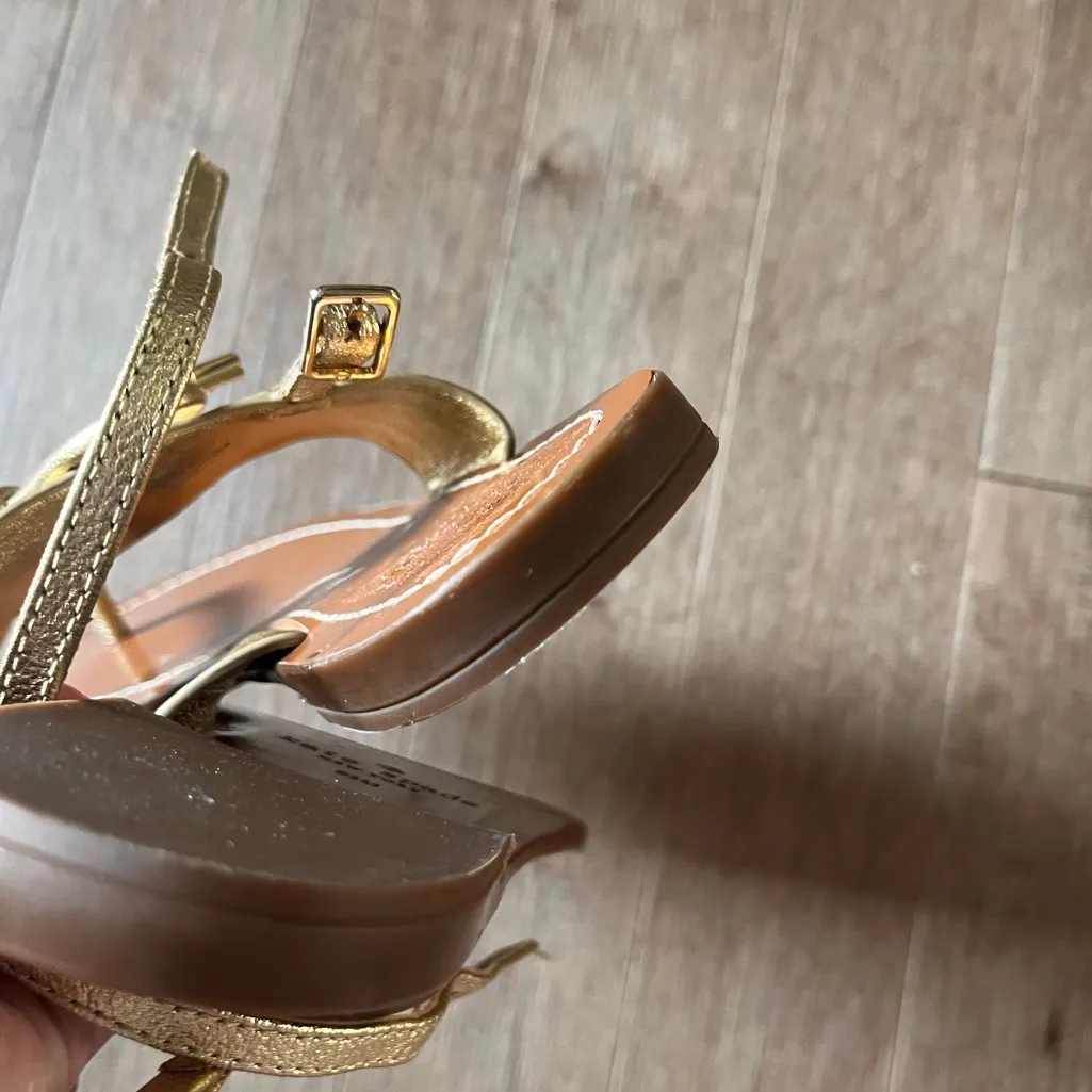 Kate spade gold sandal size 6 1/2 new without the box - Image 5