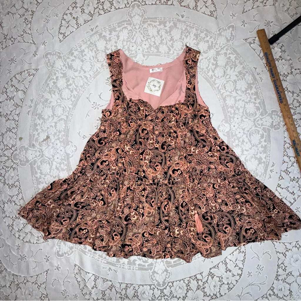 SHOP NEIGHBOR BOHO Babydoll Paisley Tiered Sleeveless Mini Dress sized Medium Pink - Image 7