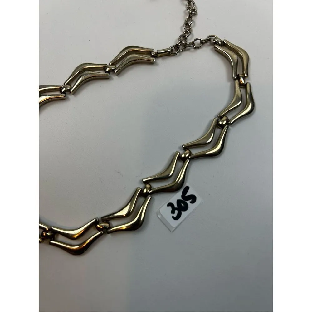 Monet scalloped edge collar necklace in gold tone metal - Image 8