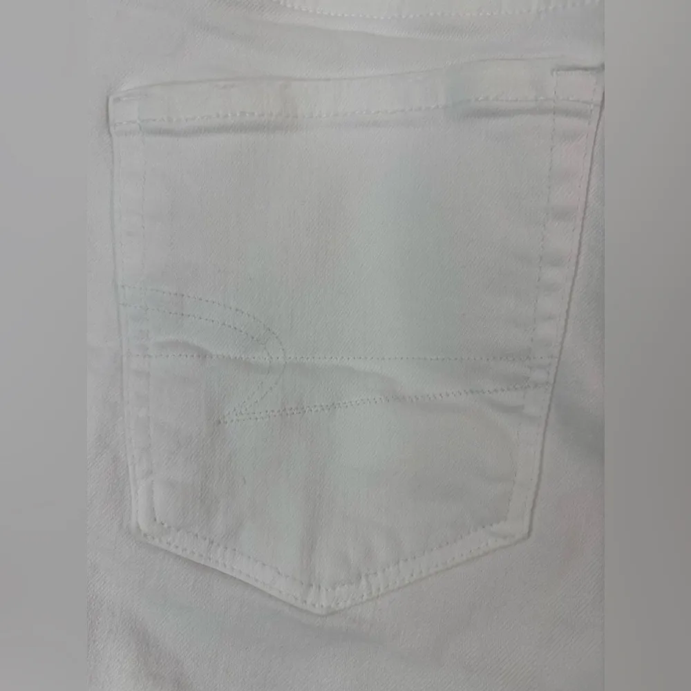 American Eagle Outfitters 6 28 Hi V-Rise Shortie Distressed Denim  Shorts White - Image 9