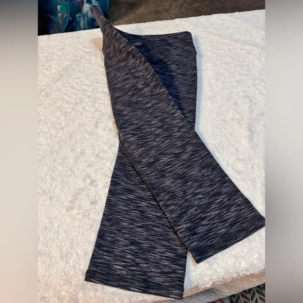 ALO Cropped Yoga Leggings 13” Waist - Image 6