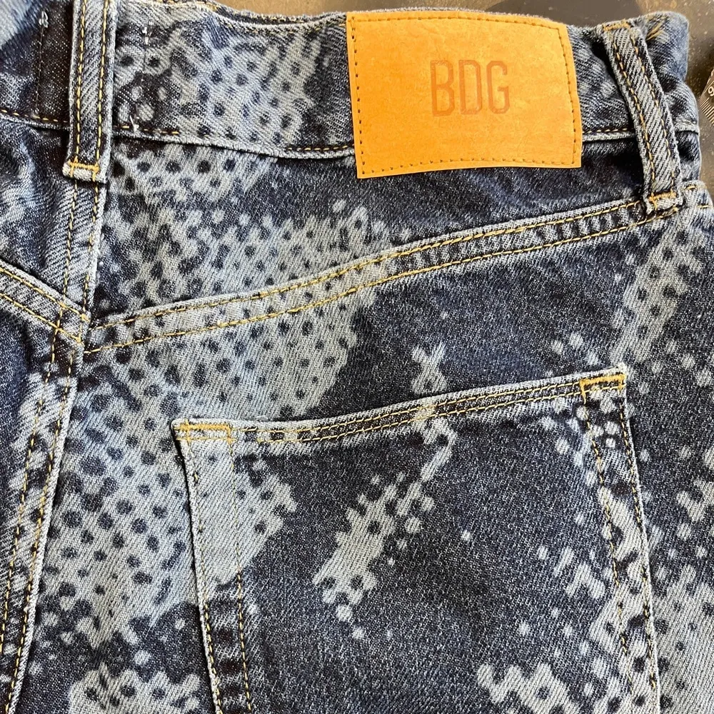 BDG High Waisted Mom Jean Shorts Pixilated Flowers Raw Hem Size 29 - Image 6