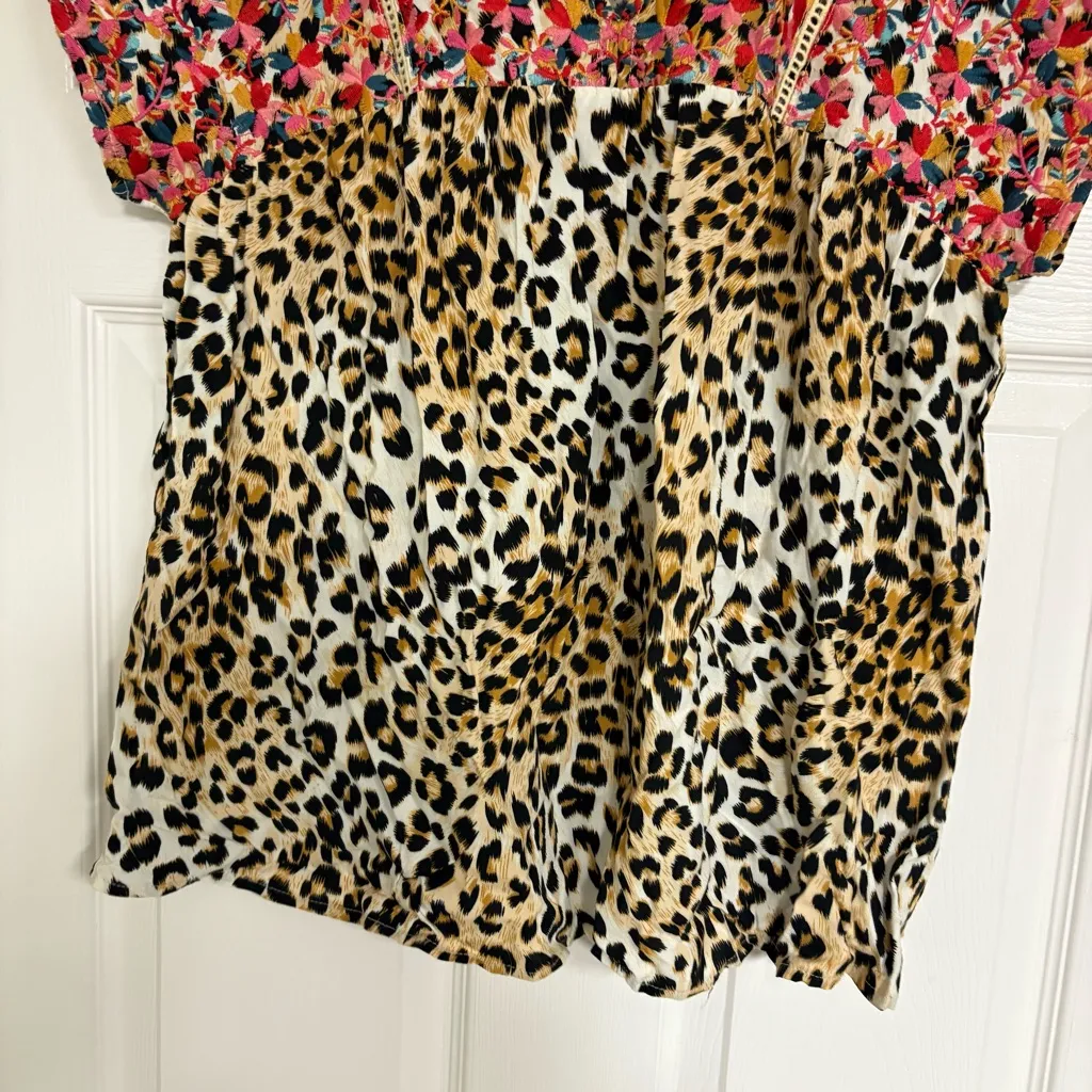 Savanah Jane‎ Leopard Print Floral Embroidered Top Size Medium Tan - Image 4