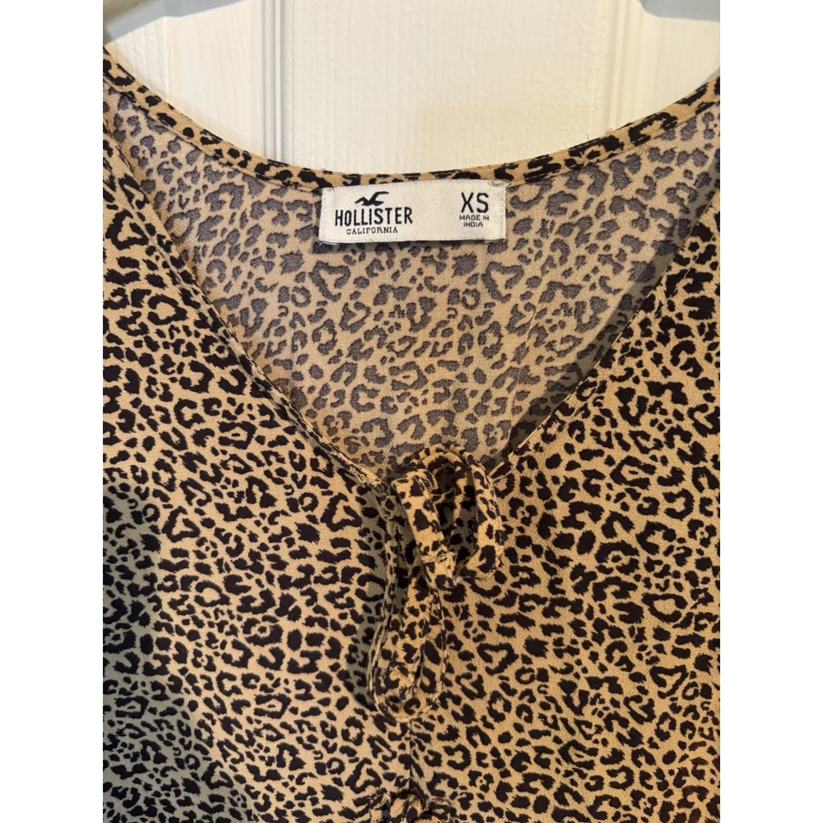 Hollister Cheetah Print Long Sleeve Crop Top Size XS Mob Wife Leopard Festival - Image 3