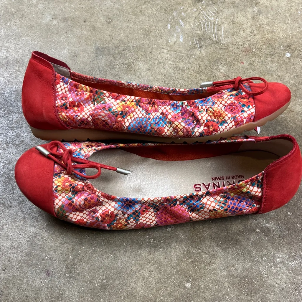 Sabrinas Red and Multicolor Floral Ballet Flats
Size: 38 (7.5 - Image 3