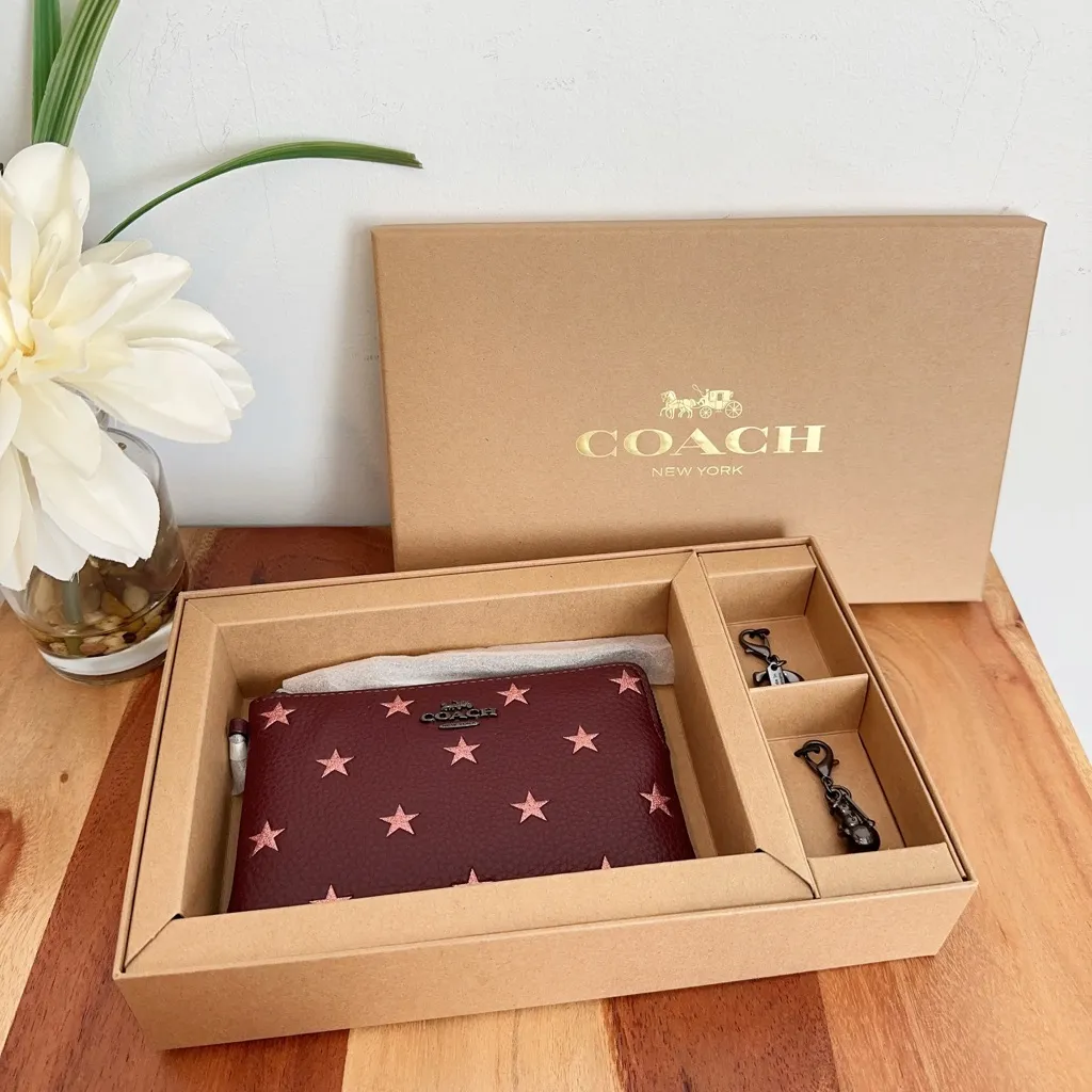 NWT Coach Boxed Corner Zip Wristlet With Star Print And Charms‎ - Image 2