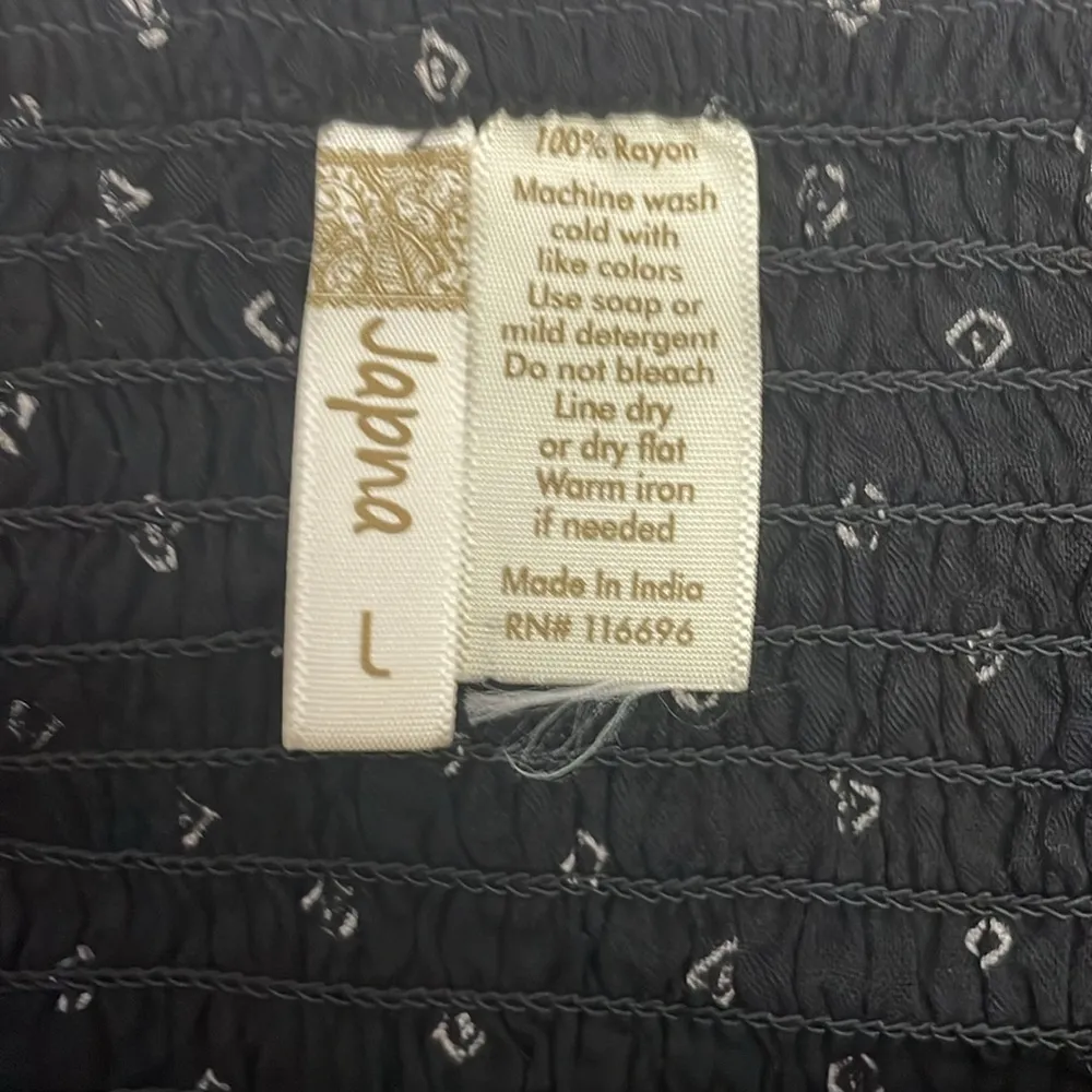 Black & White Smocked Crop Top with Short Puff Sleeves Size Large - Image 9