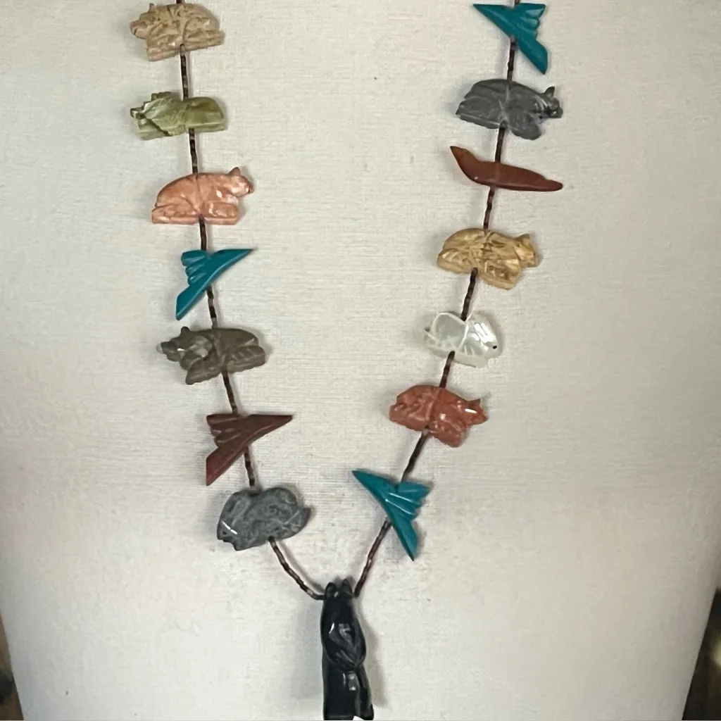 VTG.Native American Indian Bear Fetish Animal multi carved gemstone necklace. - Image 2