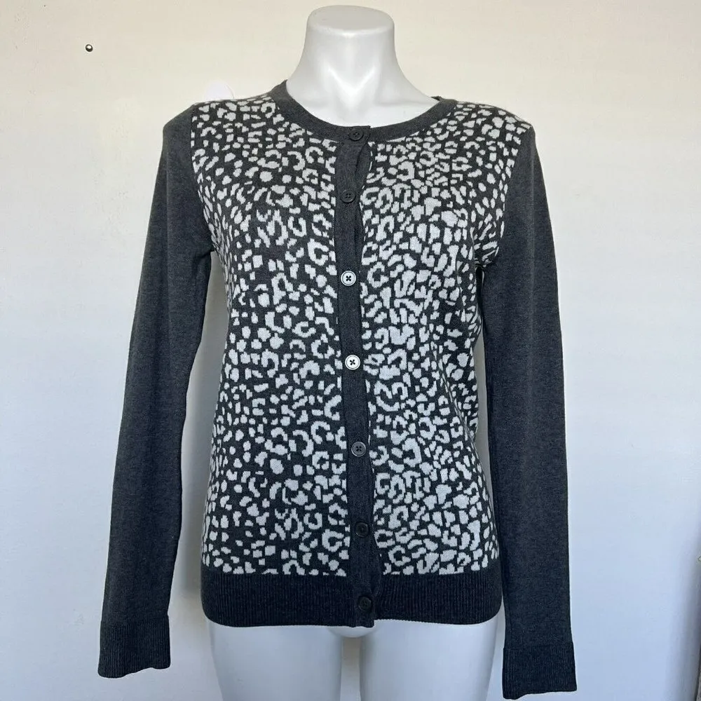 Cardigan Sweater MEDIUM Button - Image 4