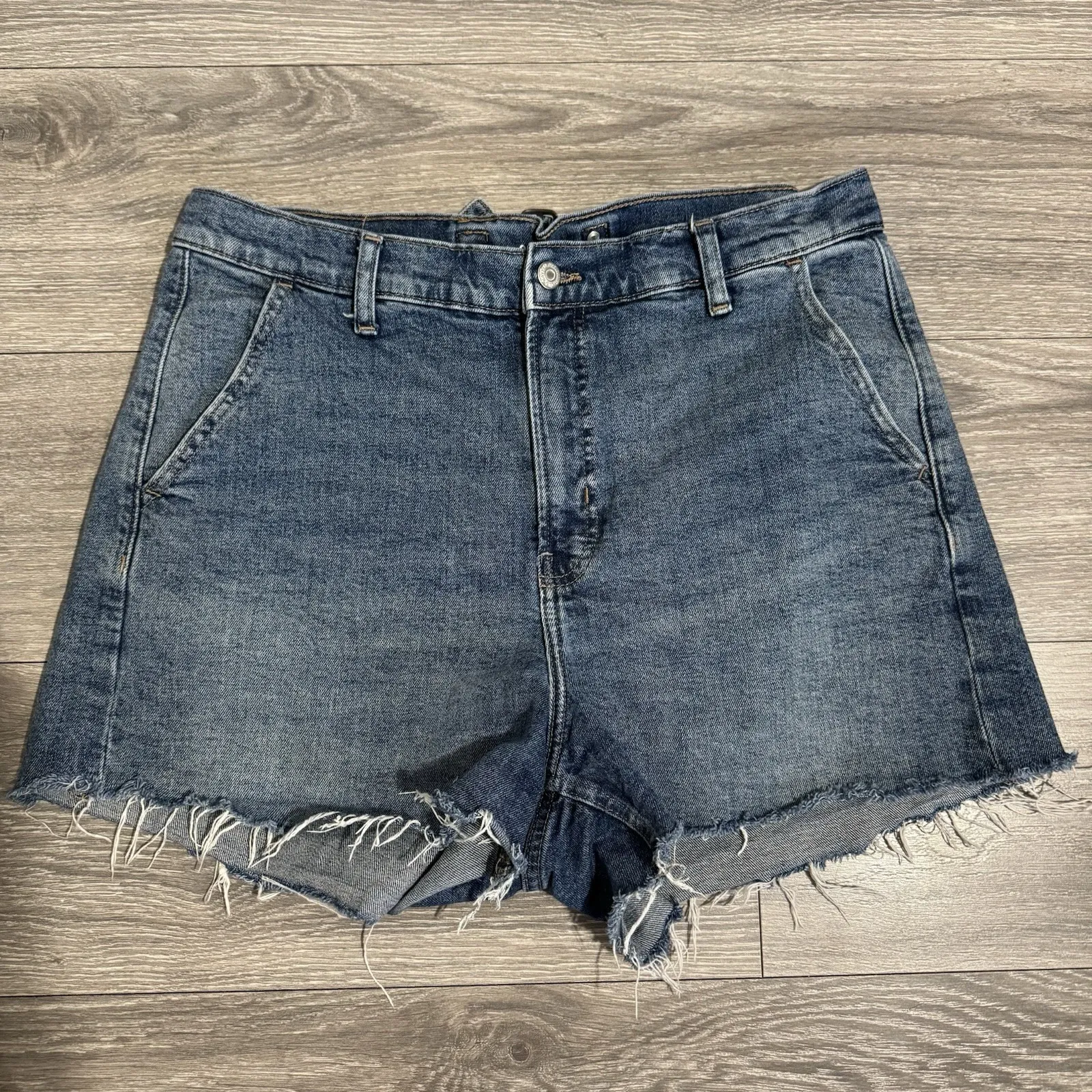 Old Navy Women Sky-Hi A-Line High-Rise Button Front Jean Shorts Raw Hem Size 16 - Image 3