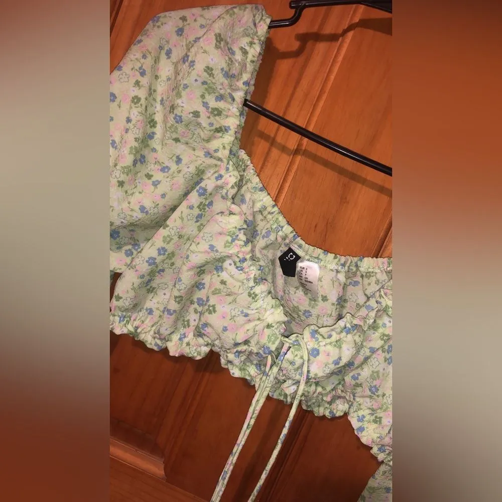 169. Divided H&M Floral Puff Sleeve Crop Top size small - Image 2