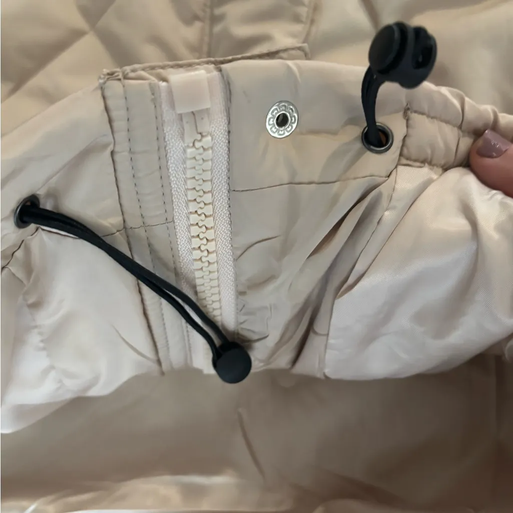 Women's Cream Quilted Puffer Vest NWT Size M - Image 5