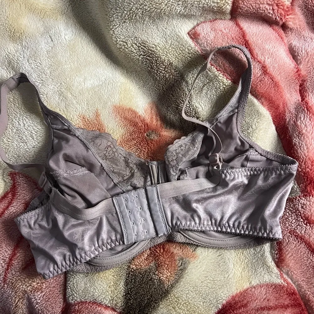 36D Playtex grey silk floral underwire bra - Image 2