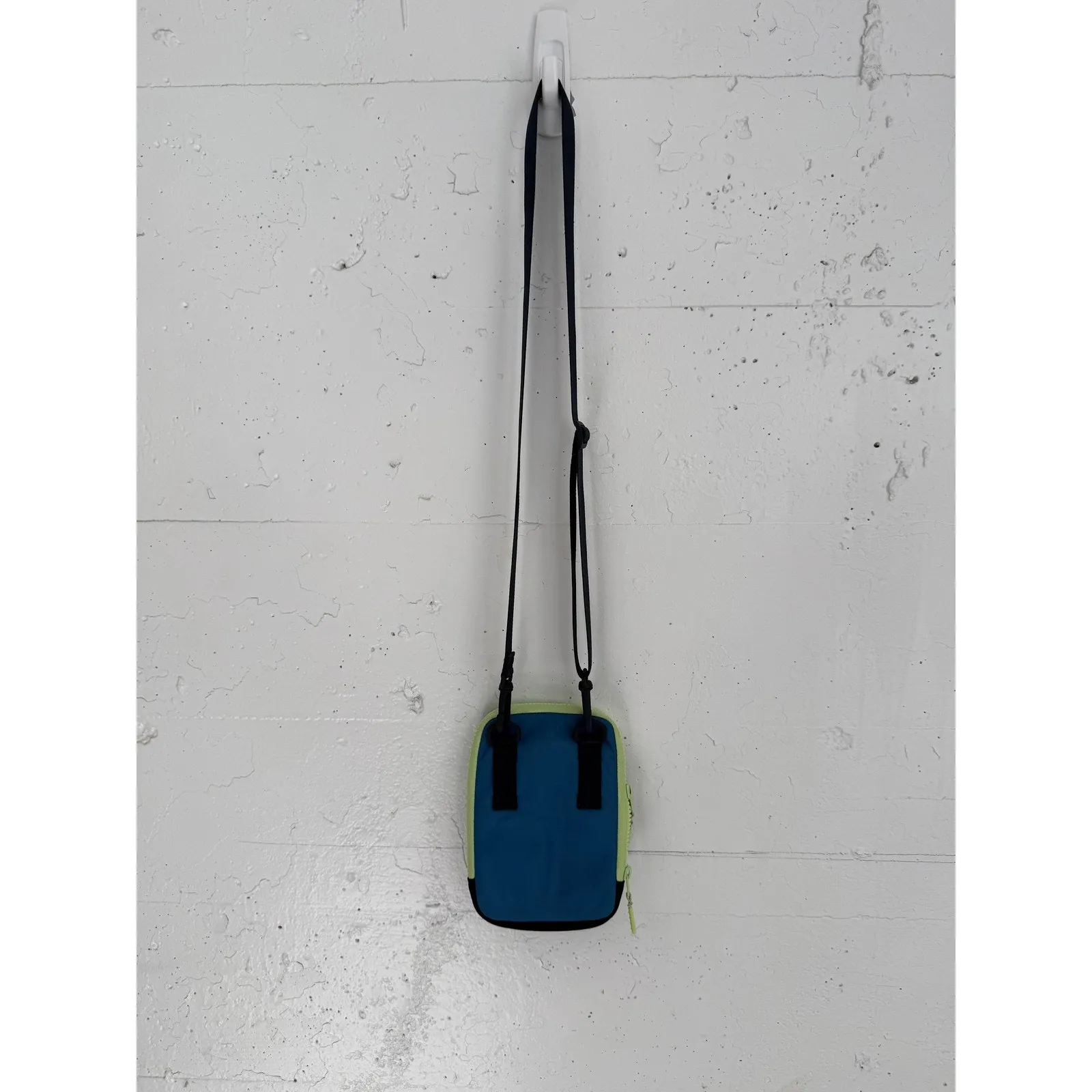 Lululemon Crossbody Bag Womens One Size Zip Adjustable Strap Pouch Purse Travel - Image 8