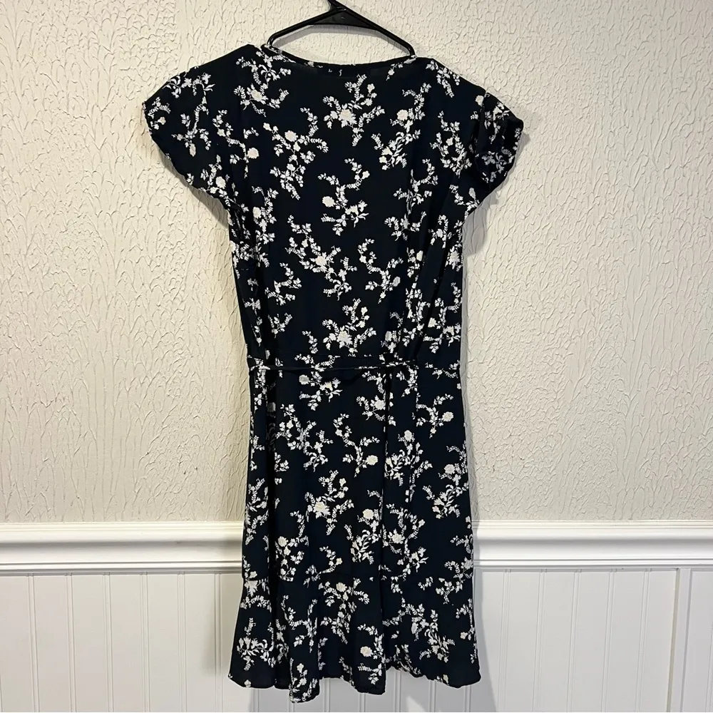 Abercrombie & Fitch Black and White Floral Wrap dress size medium petite - Image 2