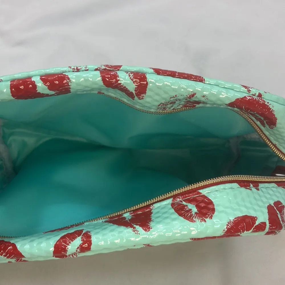 Turquoise and red lips makeup bag - Image 5