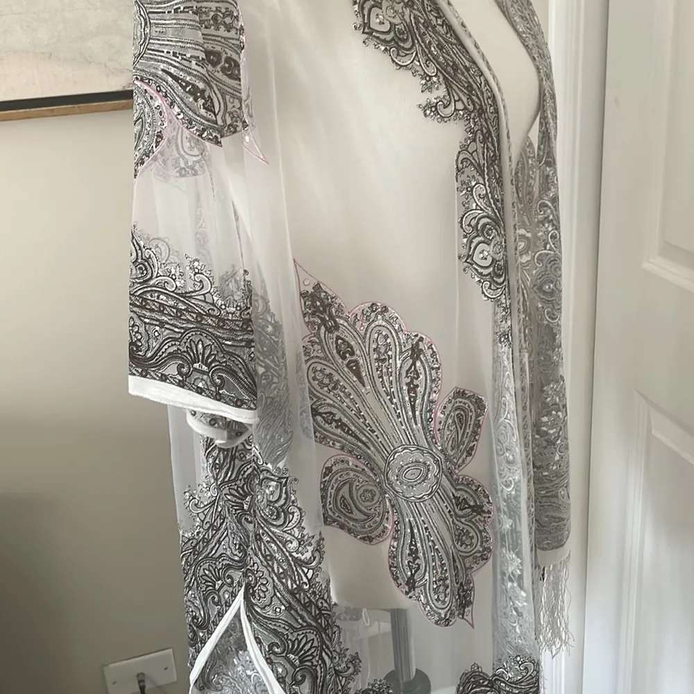 Stunning David and White Pattern Fringe Wrap Kimono - Image 4