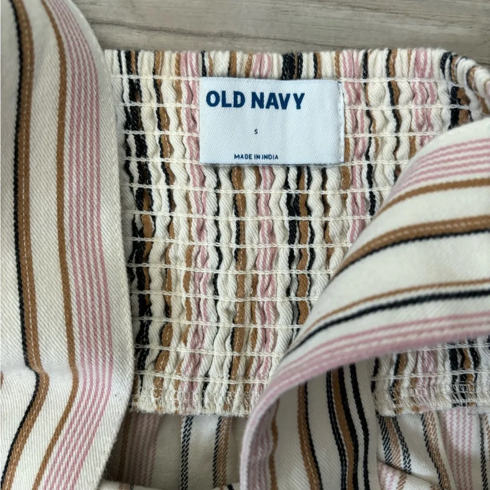 Old Navy Size Medium, Wide Strap tank, with Functional Buttons and Stretch back - Image 4