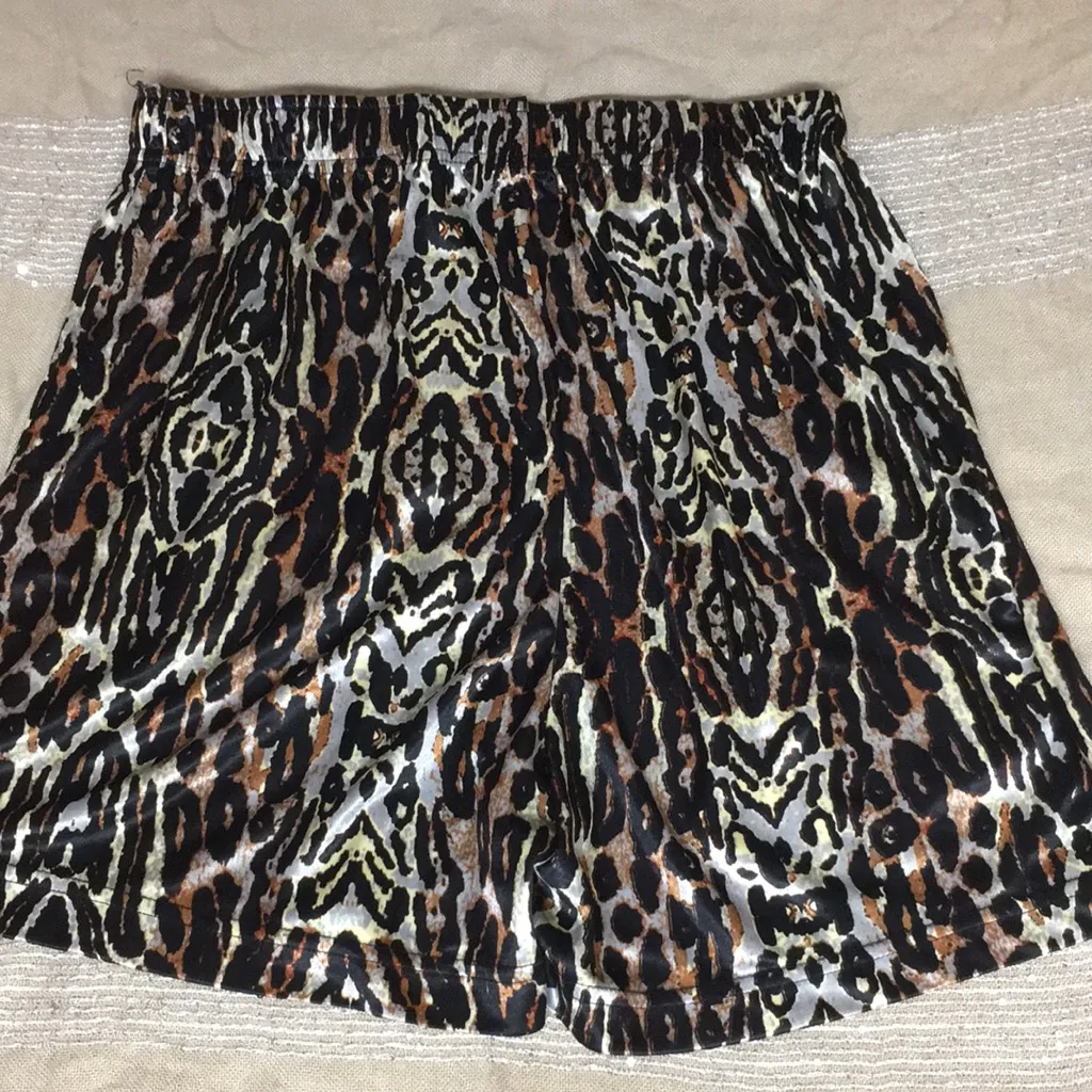 Cheetah Print Lightweight Silky Soft Shorts Size Medium 32-34 - Image 6