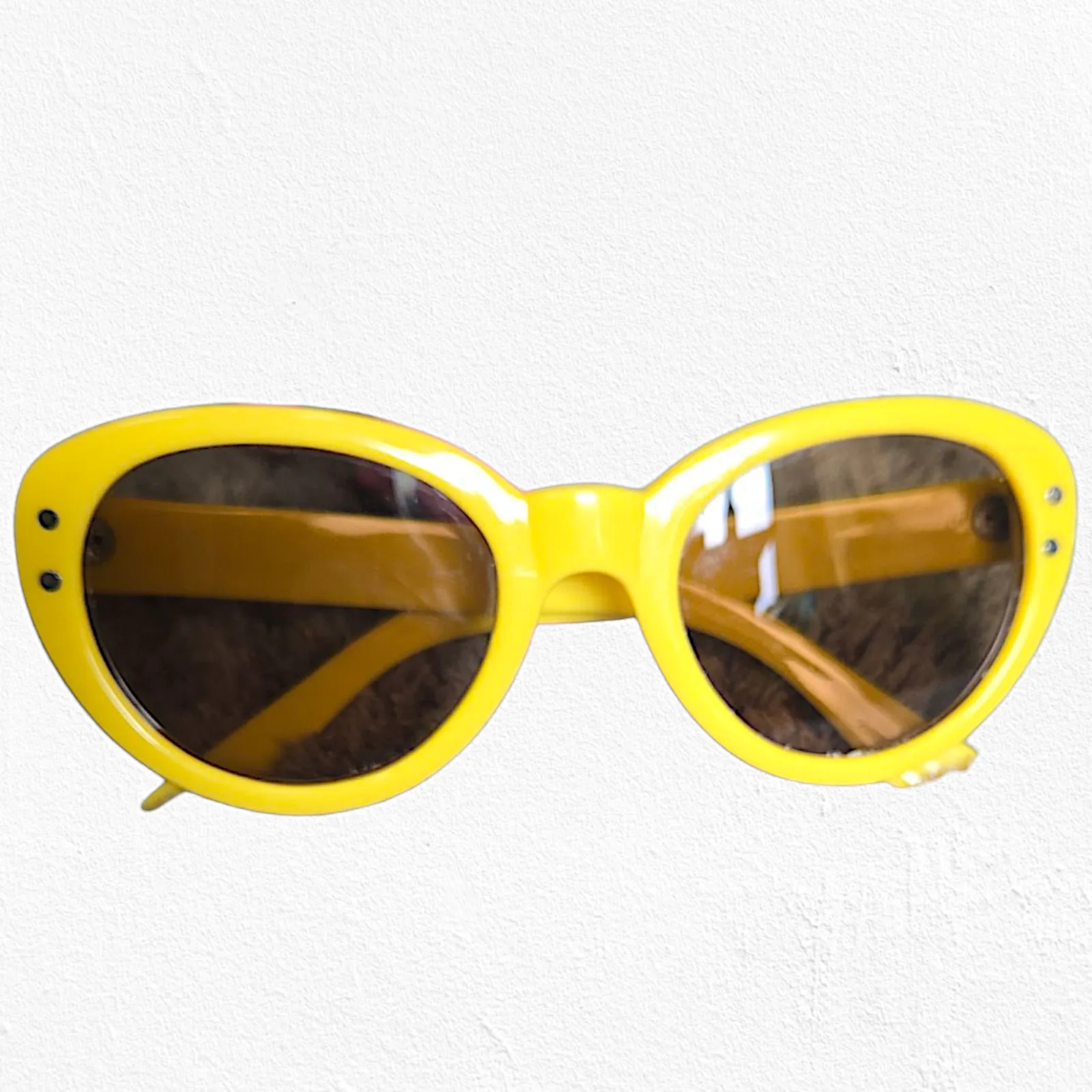 1950s Vintage Yellow Mod Cat Eye Sunglasses Bold Oval Frame Retro Funky Eyewear - Image 11