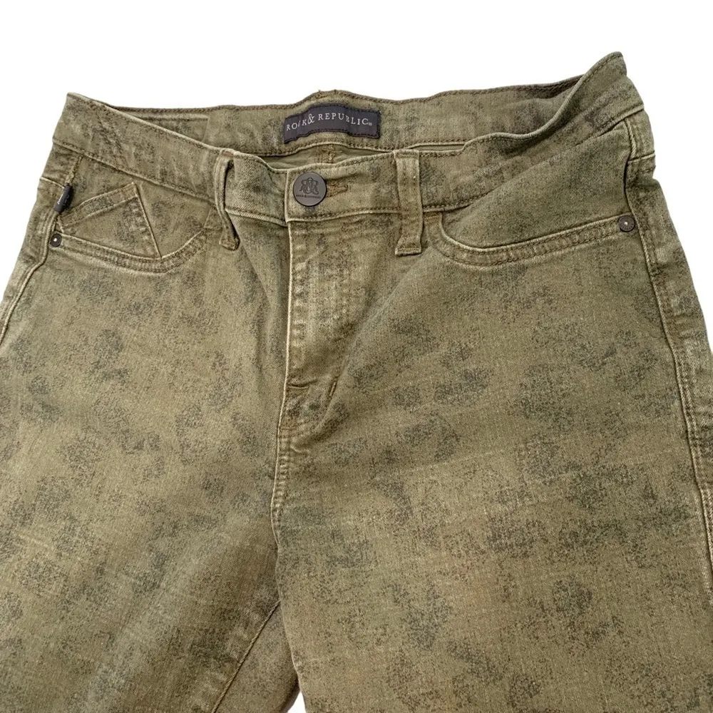Women’s Rock and Republic army green print cropped pants size 12 - Image 3