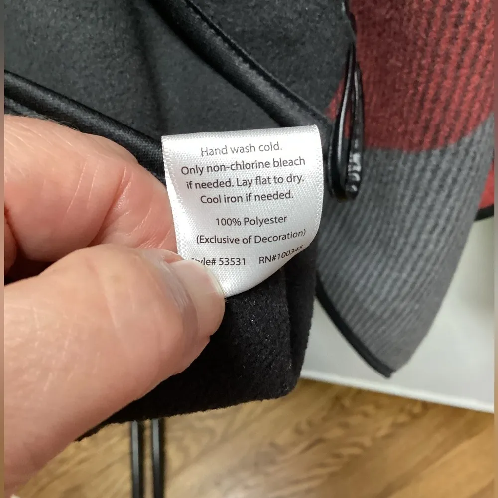 Serra shawl/poncho. One size. Plaid fleece. - Image 6