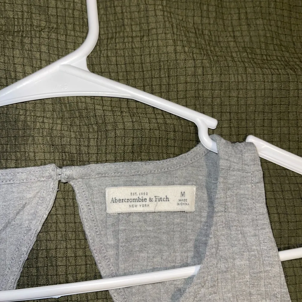 grey open back sleeveless dress - Image 3