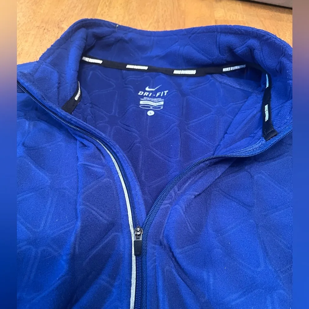 Running DriFit jacket, size Large. This jacket is in great condition. - Image 2