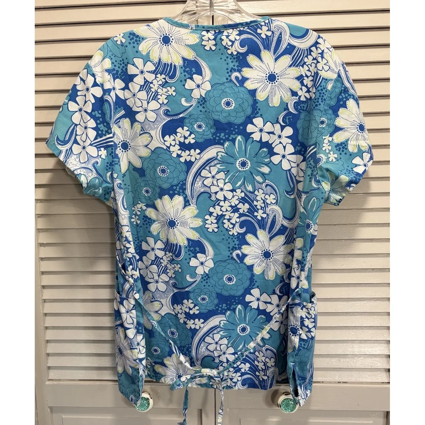 Absolute Scrub Top Short Sleeve V Neck Pockets Size Large Blue/White Floral - Image 4