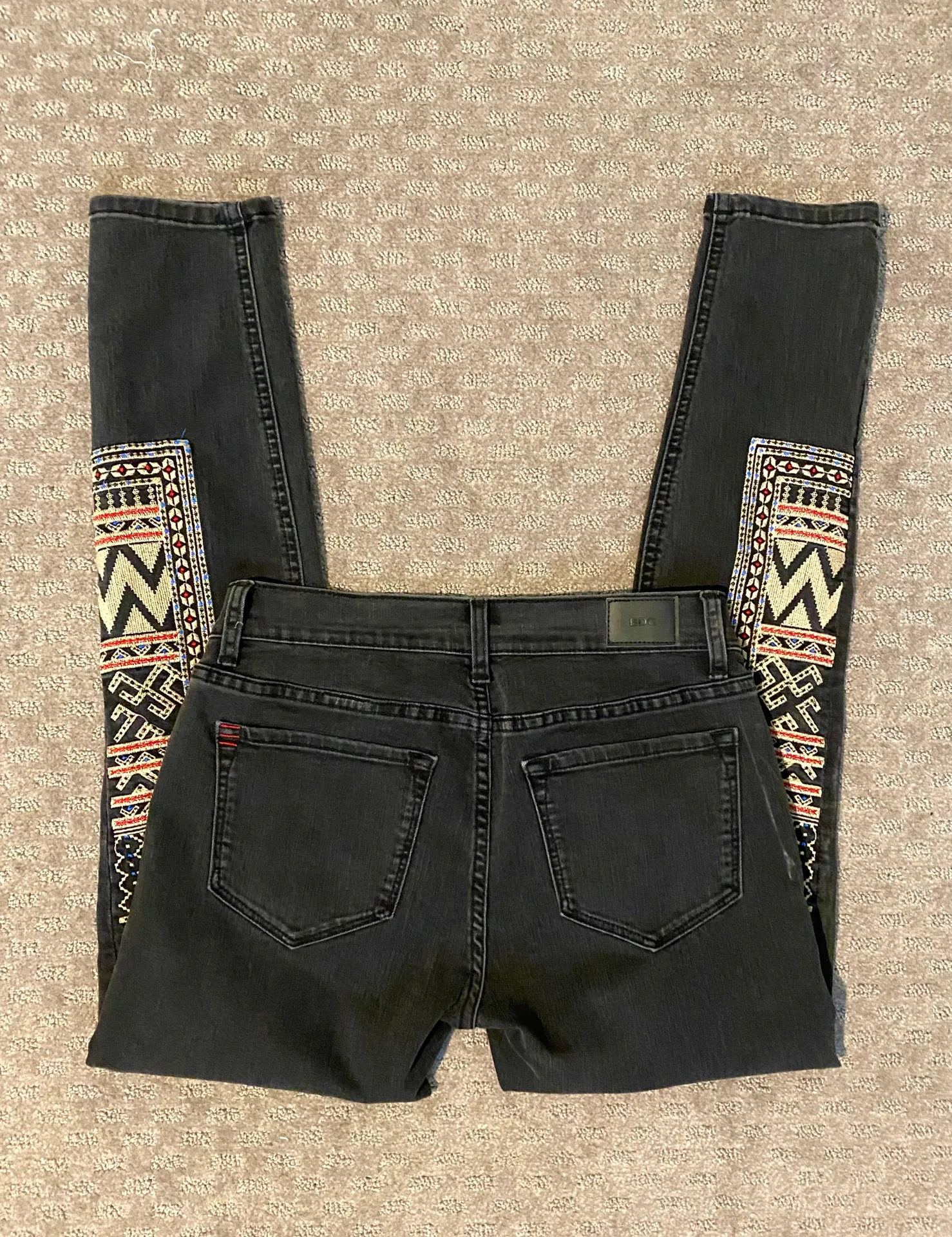 Like new  Midrise Twig Ankle jeans with embroidered sides and top. Sz 26x29 - Image 5