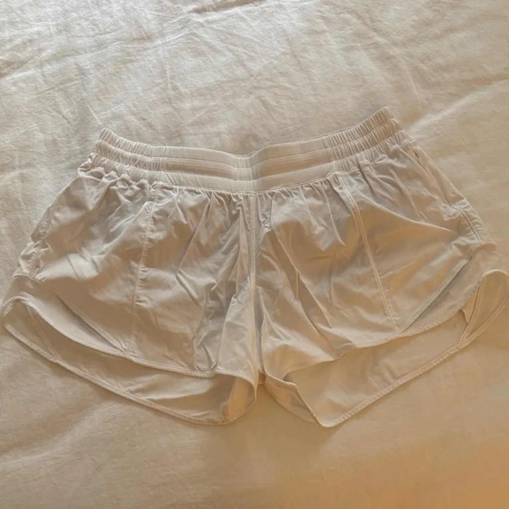 Lululemon Athletica White 2.5 in Hotty Hot Athletic Shorts NWOT - Image 2