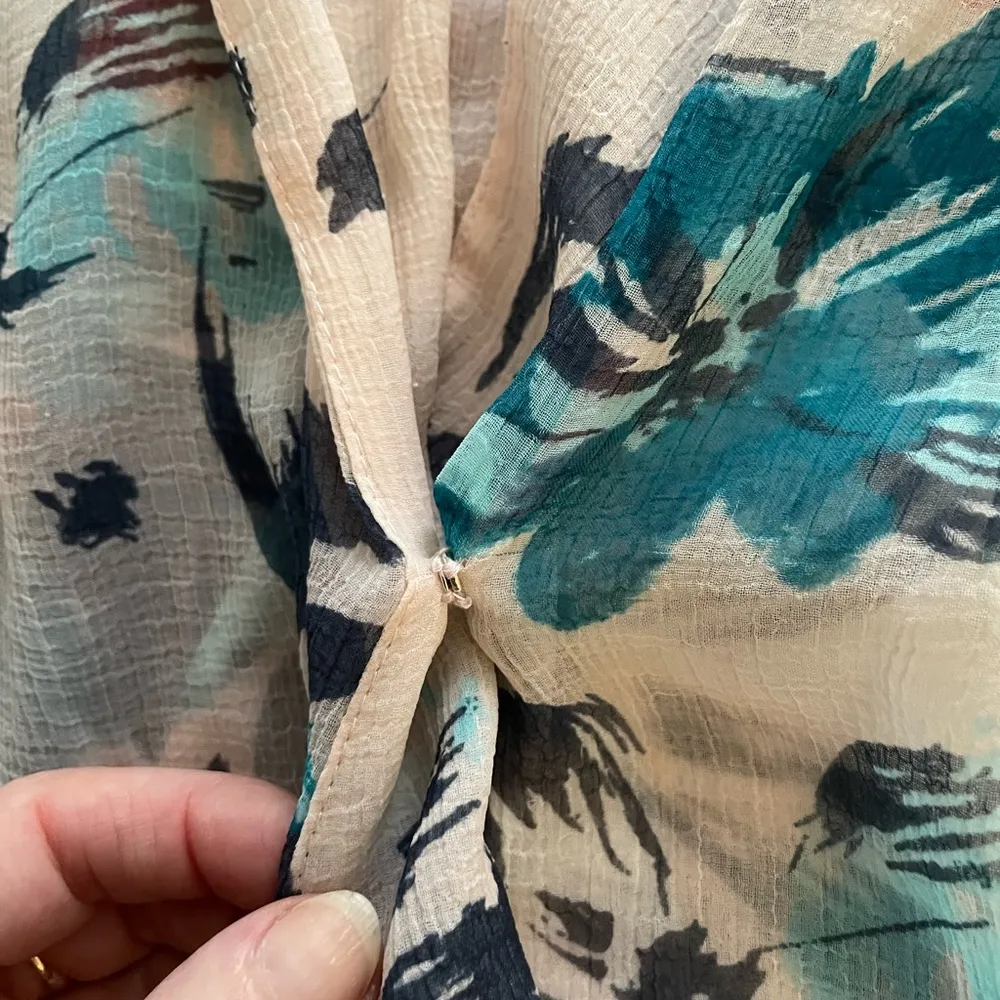 Chelsea28 floral faux wrap sheer 3/4 sleeves white & blue blouse size S bohemian - Image 4