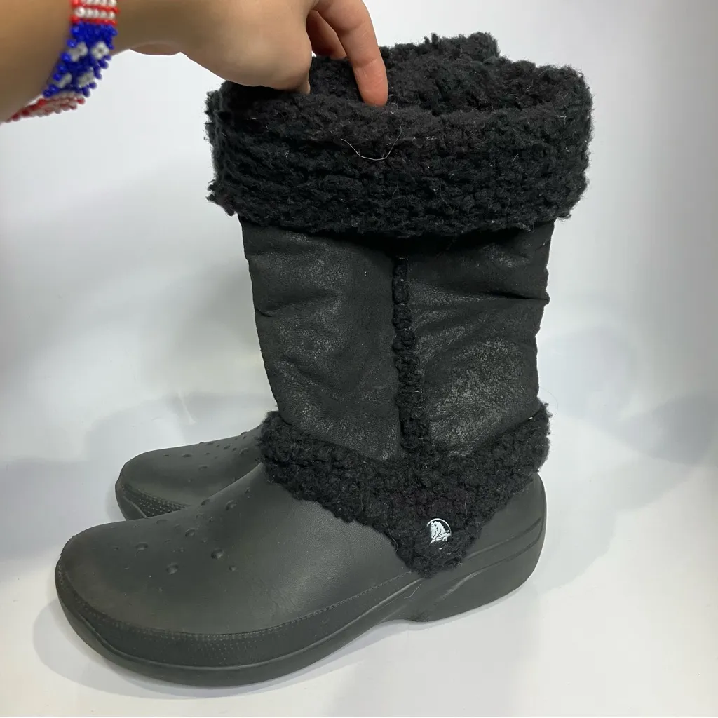Crocs Nadia pull on boots Sherpa lined black womens size 8 casual winter - Image 4