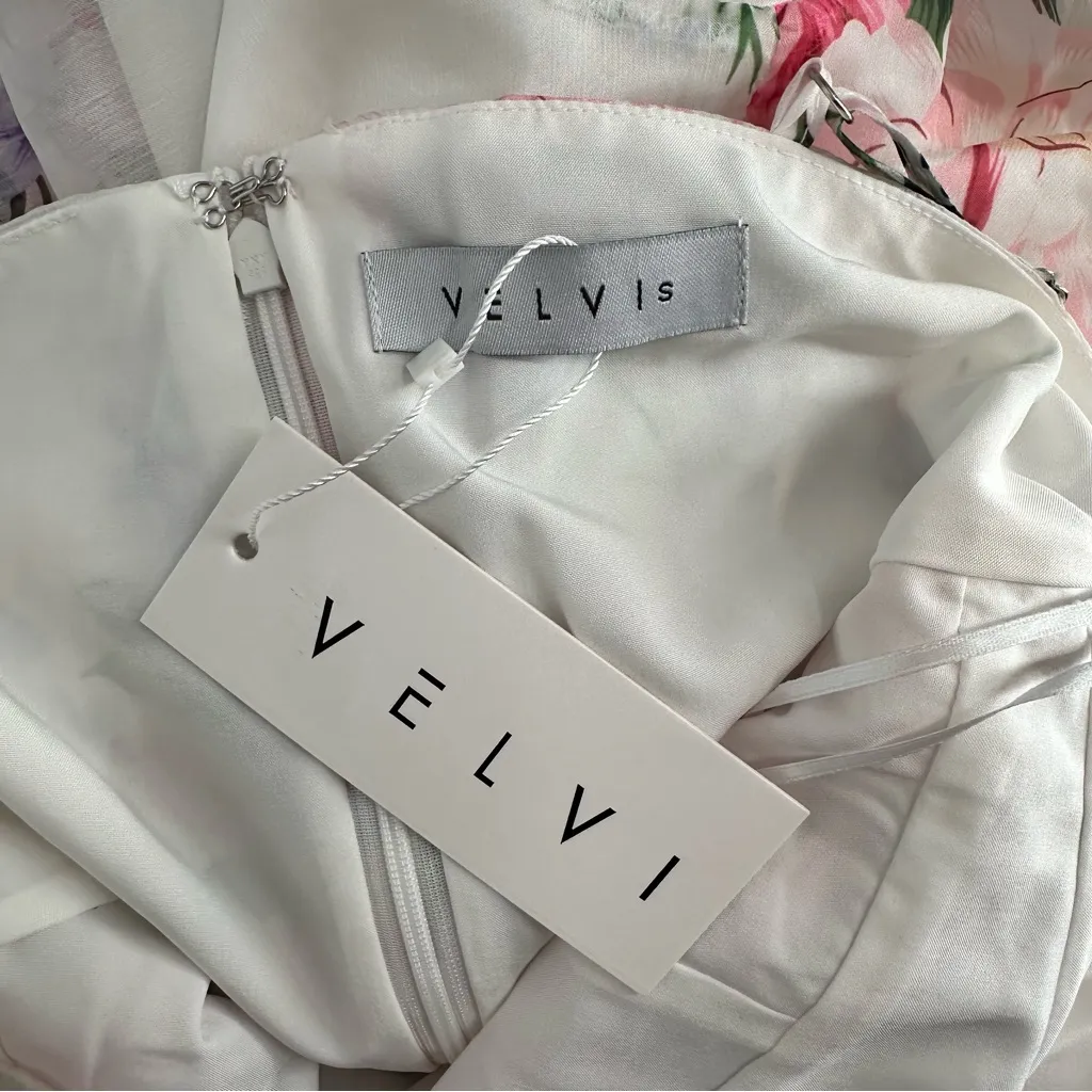 Velvi Cali Maxi Dress in White Floral Lace Up size Small Ruffle Trim Slit NWT - Image 10