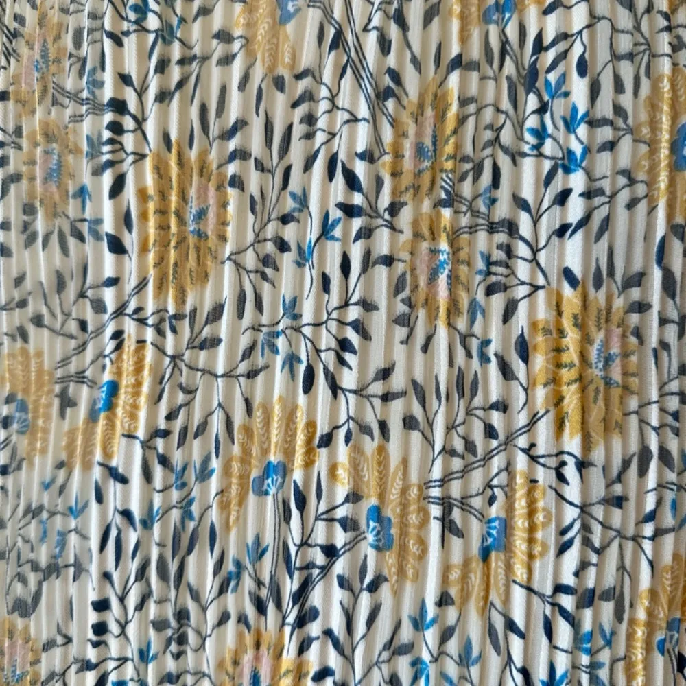 ASTR the Label V-Neck Pleated Long Sleeve Floral Cream Blue Sunflower Yellow Top - Image 7