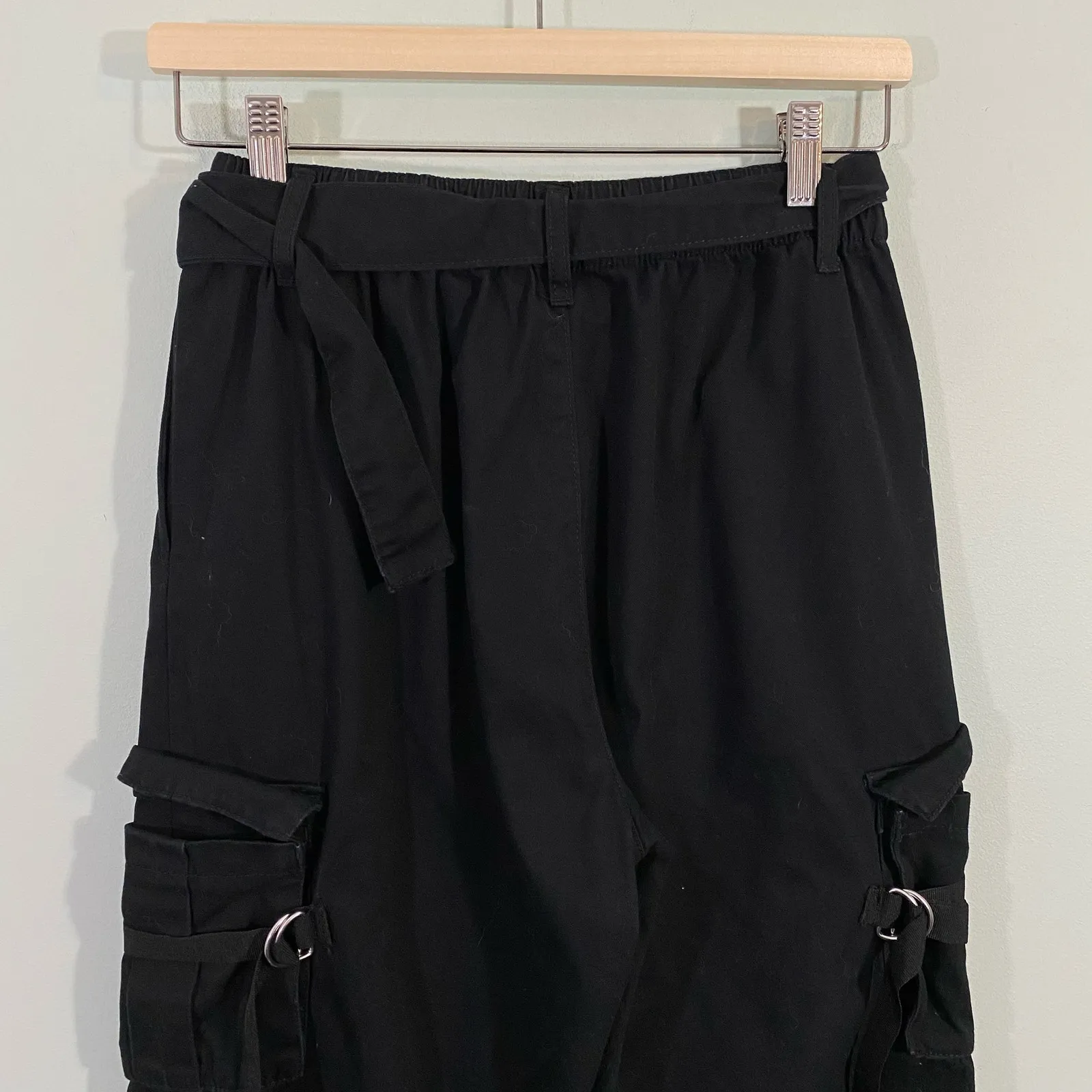 Forever 21 Women's Black Utility Cargo Pants Size M - Image 7