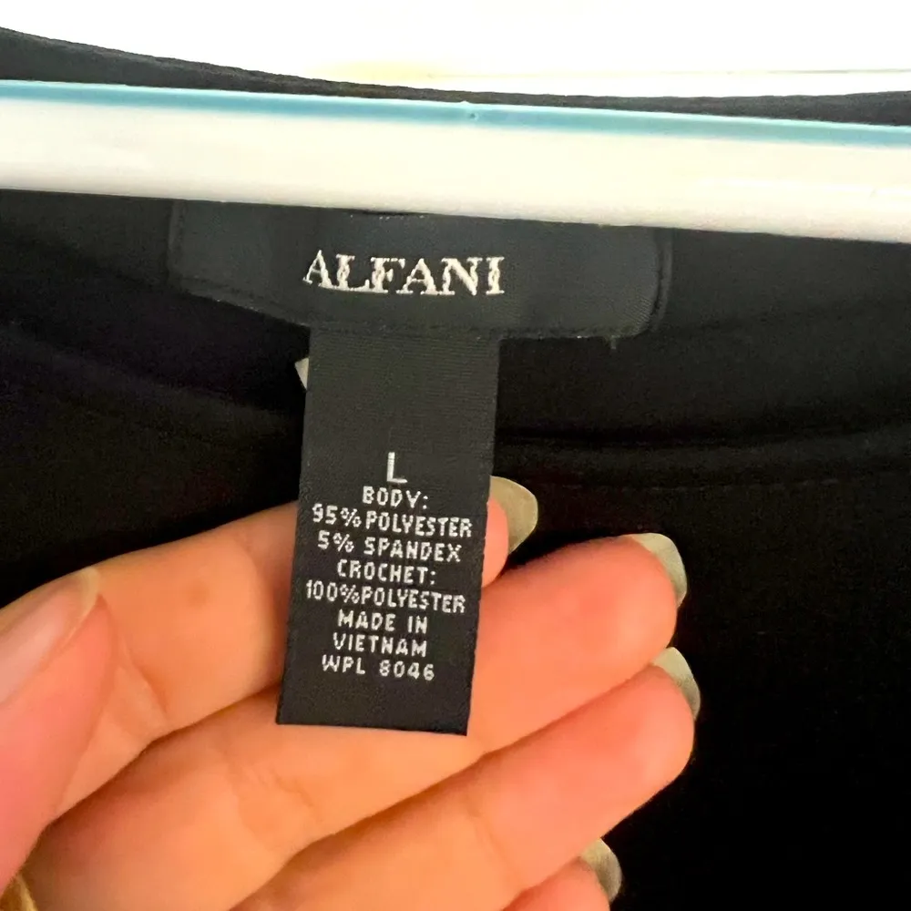 Stunning Crochet Alfani Blouse (size: large) - Image 4