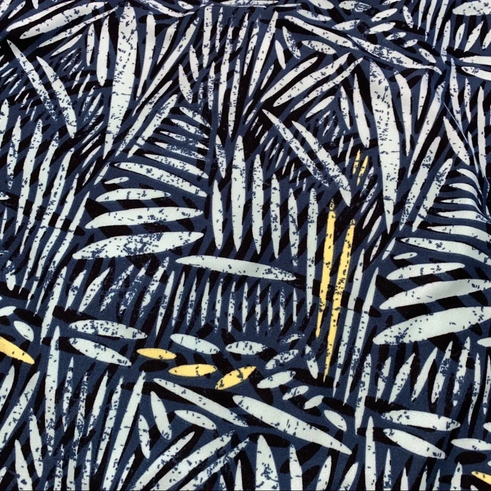 LuLaRoe XS Irma super soft top hi low geometric design short sleeve - Image 5