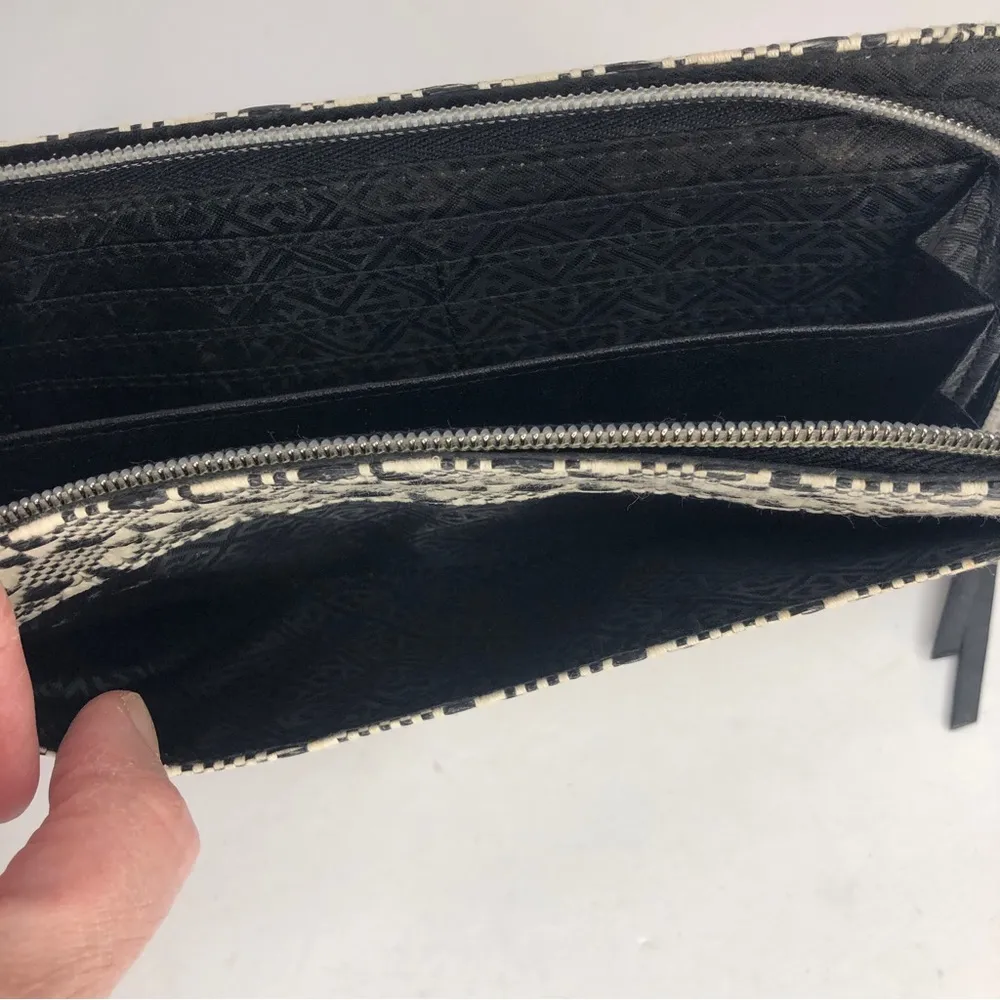 Relic By Fossil Black and Cream Geometric Design Womens Large Zippered Wallet - Image 4